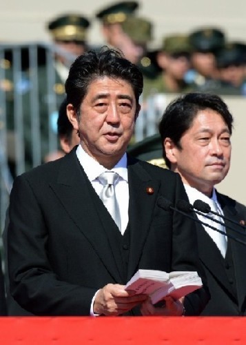 Thủ tướng Nhật Bản tham dự Lễ duyệt binh của Lực lượng Phòng vệ Mặt đất Nhật Bản ngày 27 tháng 10 năm 2013.